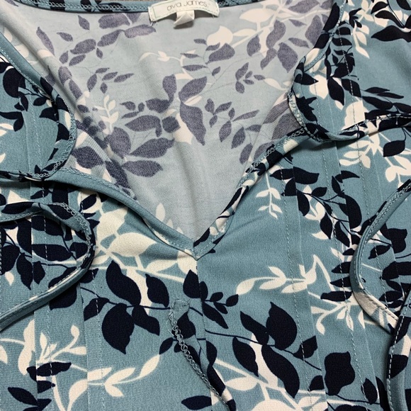 Ava James Blue and White Floral Top Size Medium - Picture 2 of 6